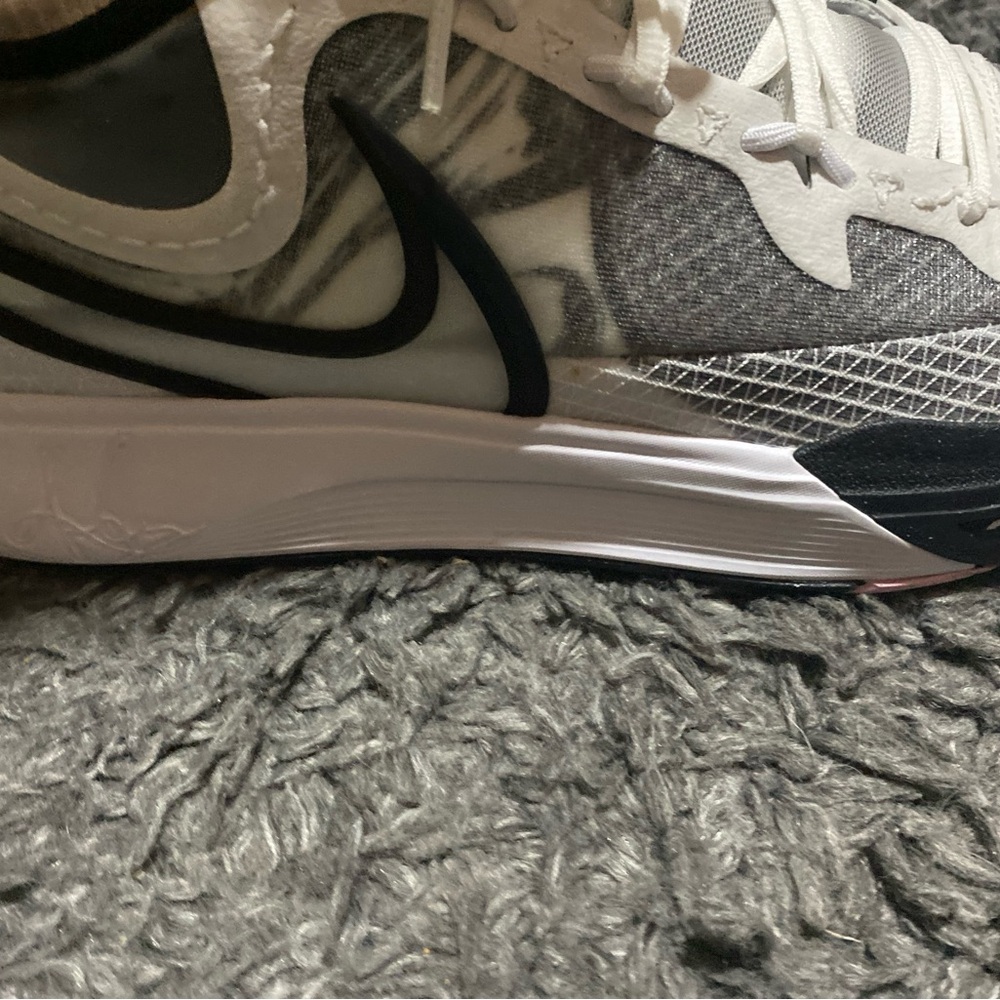 New Unreleased Kyrie irving 8 men’s 11.5 
Or women’s 13. - Picture 8 of 11